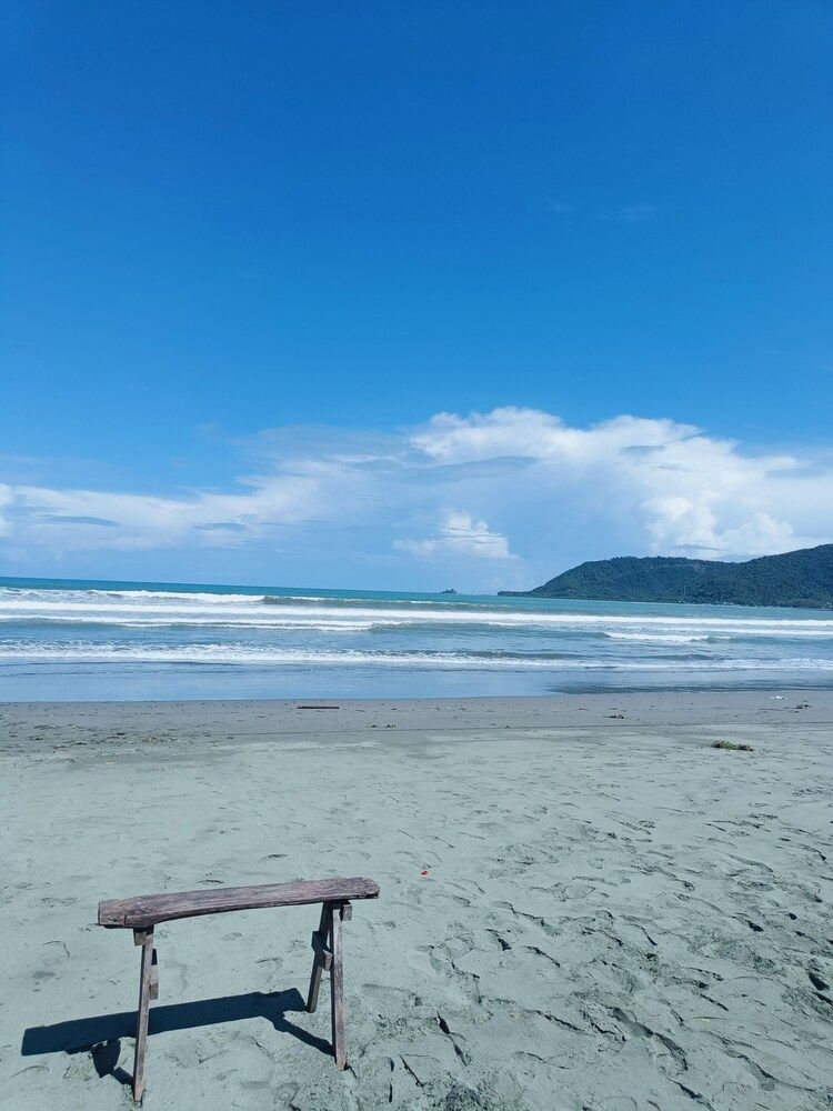 Pacific Waves Inn Family Room for 8 10