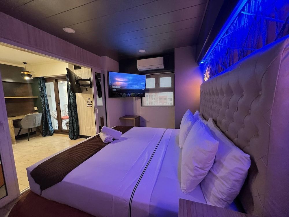 CLOCKWORKORANGE Luxury Suites Superior Room 3