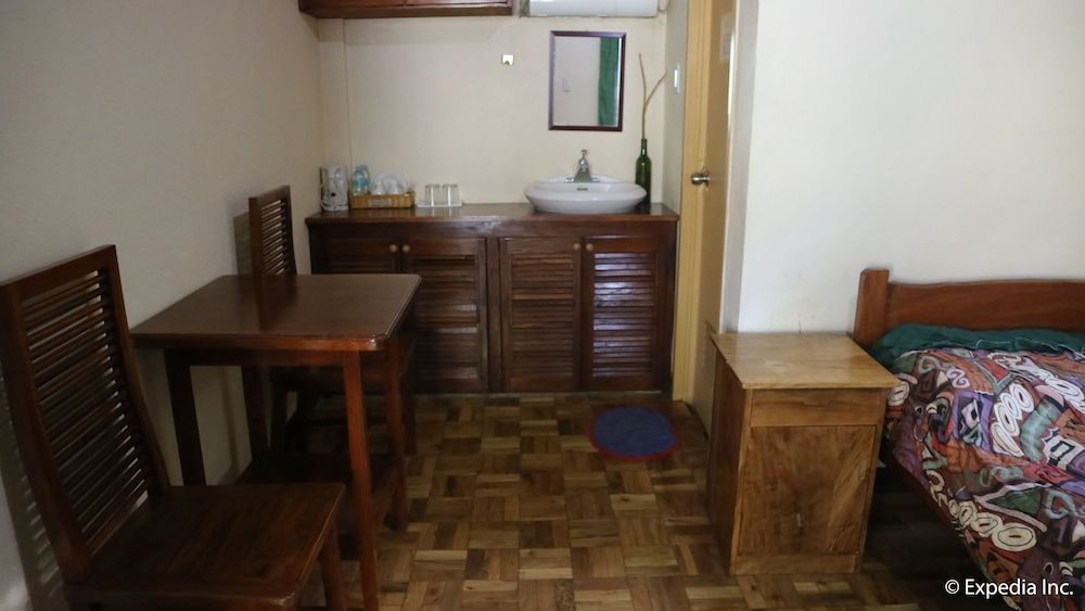 Algen's Dive Resort Standard Room (Airconditioned) 8