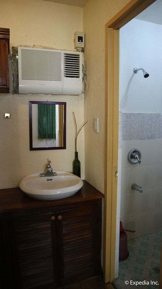 Algen's Dive Resort Standard Room (Airconditioned) 6