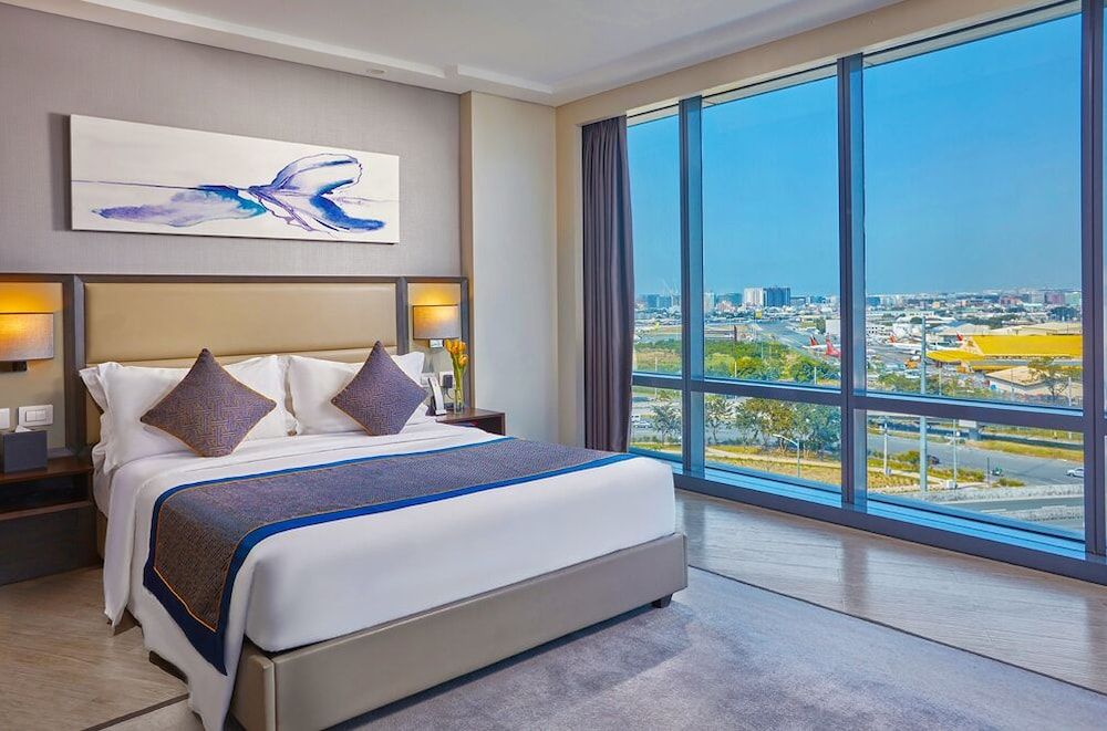 1 Bedroom Executive Suite with Living Room and Airport View