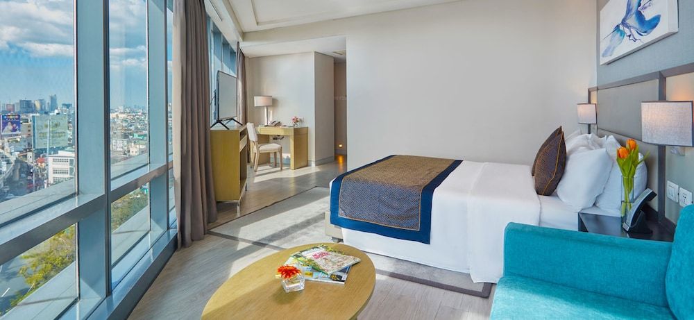Runway Corner Suite with Airport View