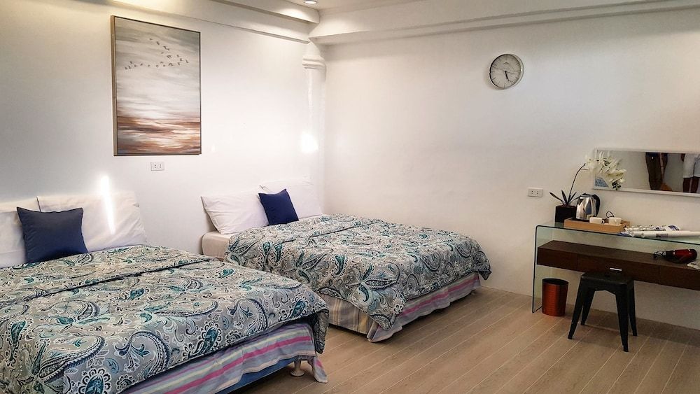 V Resort Dasma Deluxe Quadruple Room, 2 Queen Beds, Pool View 2