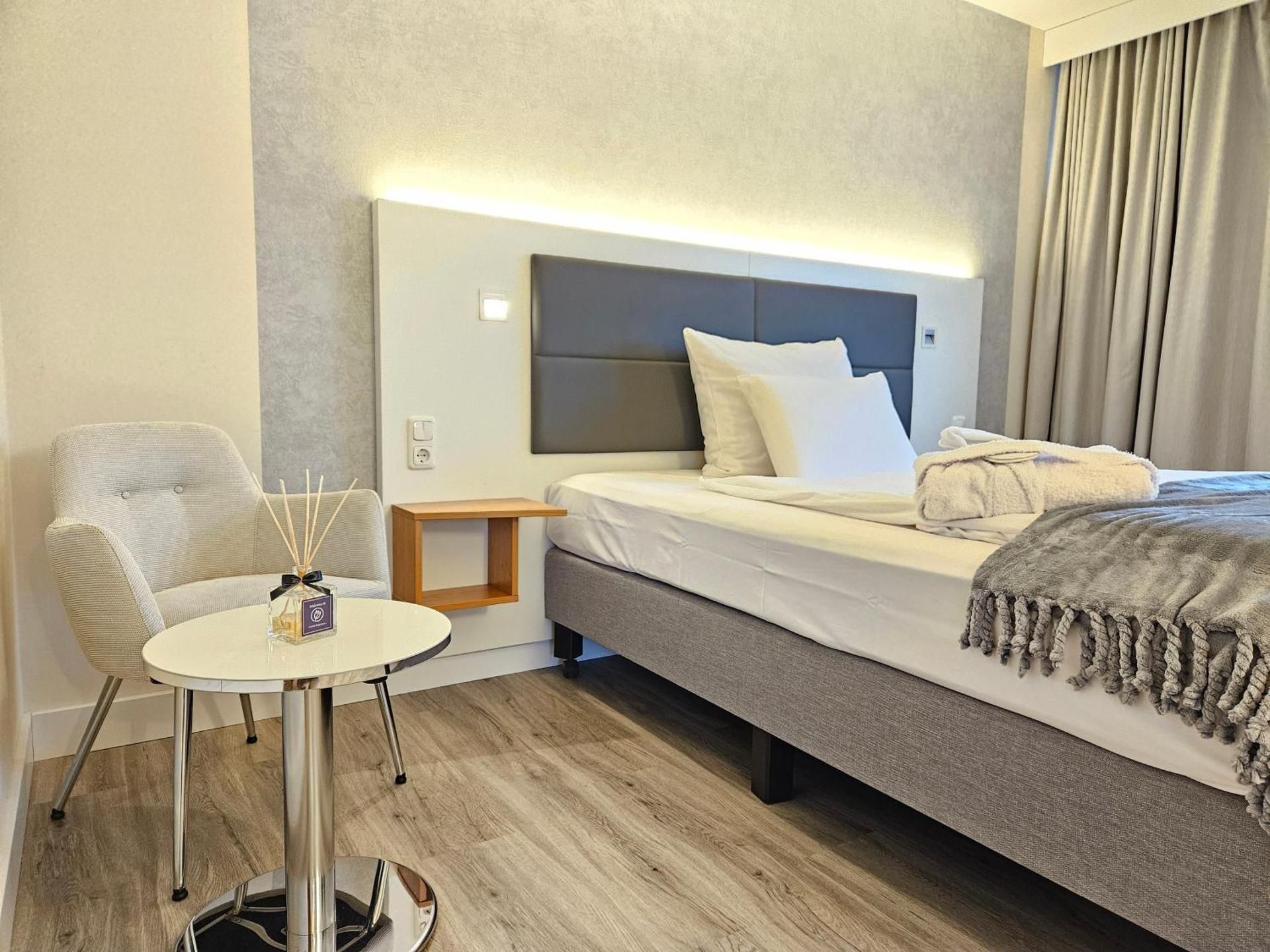 Deluxe Room - 1 King Bed