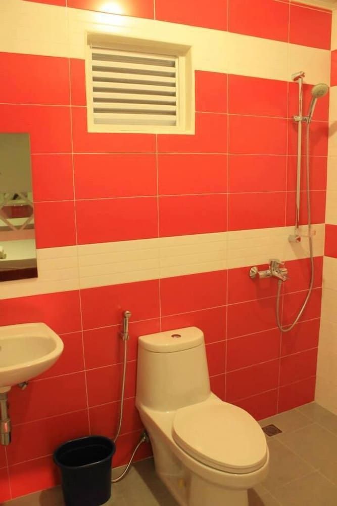 Dianne Gardens Hotel Garage Room 17