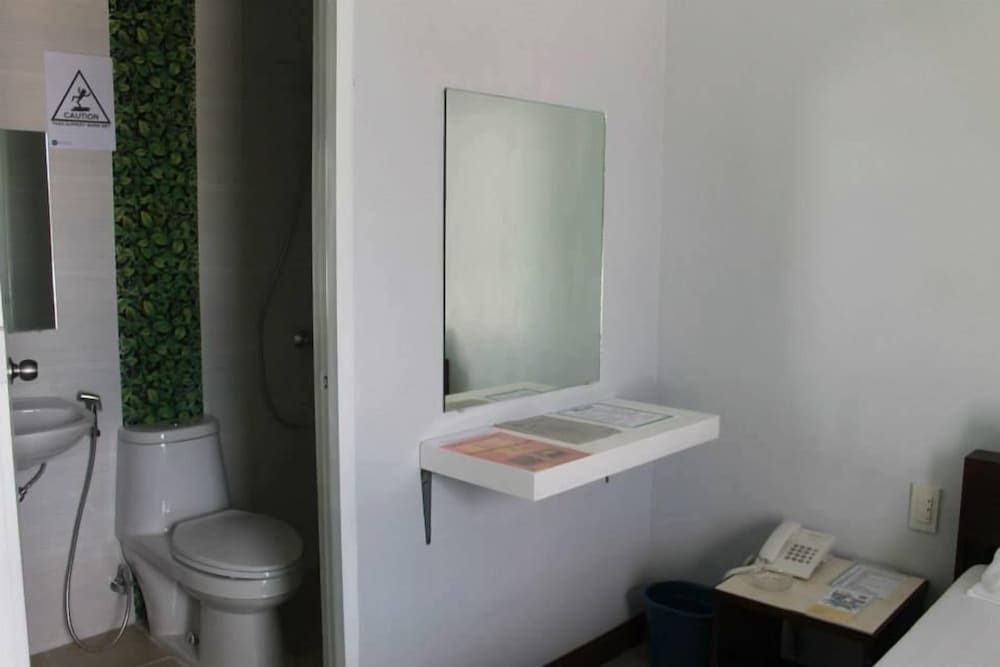 Dianne Gardens Hotel Garage Room 18