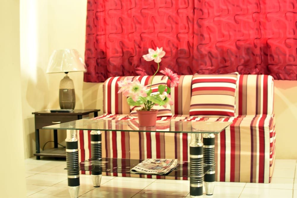 Ashley and Bill's Suites 'N Garden Family Townhome with Suite Rooms 8