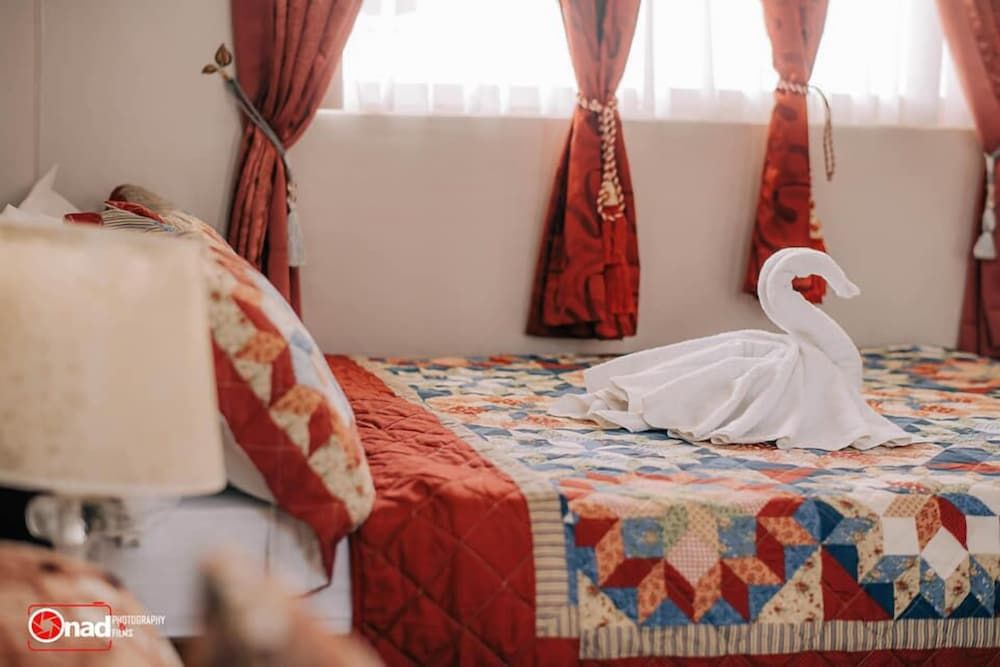 Ashley and Bill's Suites 'N Garden Family Townhome with Suite Rooms 3