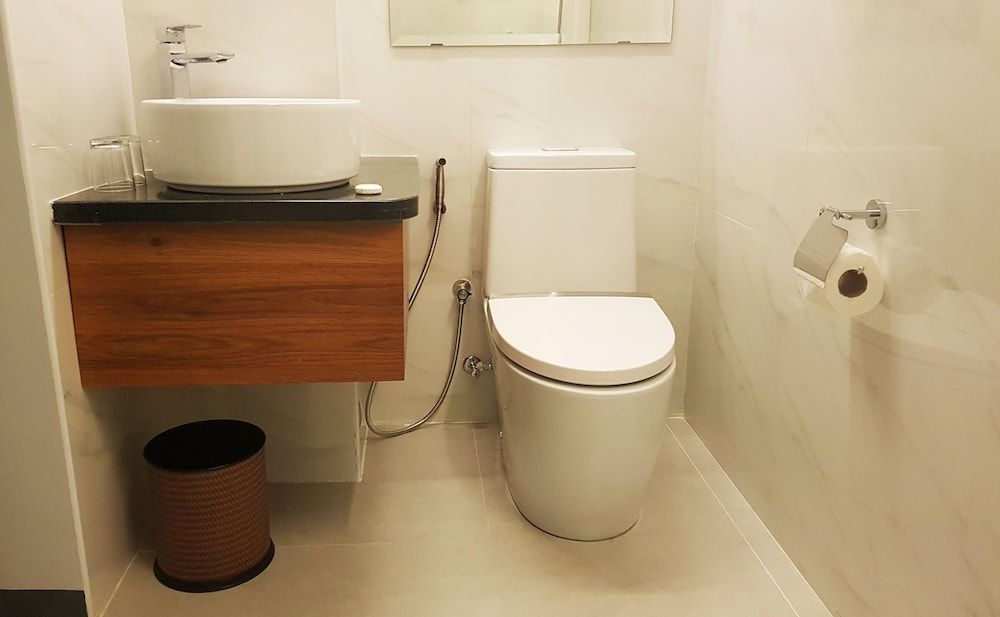 GQ Plaza Standard Queen with Window 5