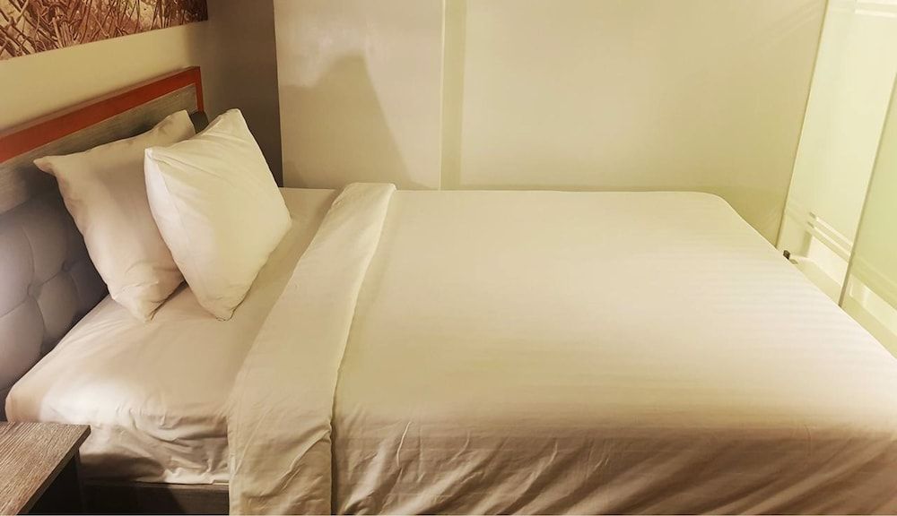 GQ Plaza Standard Queen with Window 2