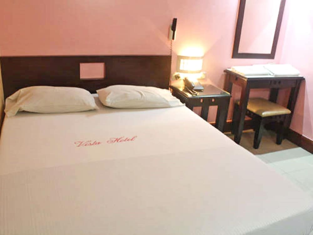 undefined Vista Hotel Recto 6