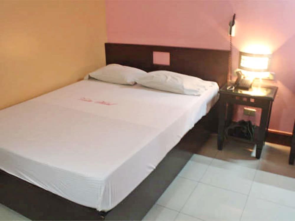 undefined Vista Hotel Recto 7