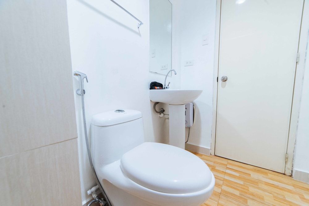 RedDoorz @ Bel Air Soho Suites Makati City Double Room 6