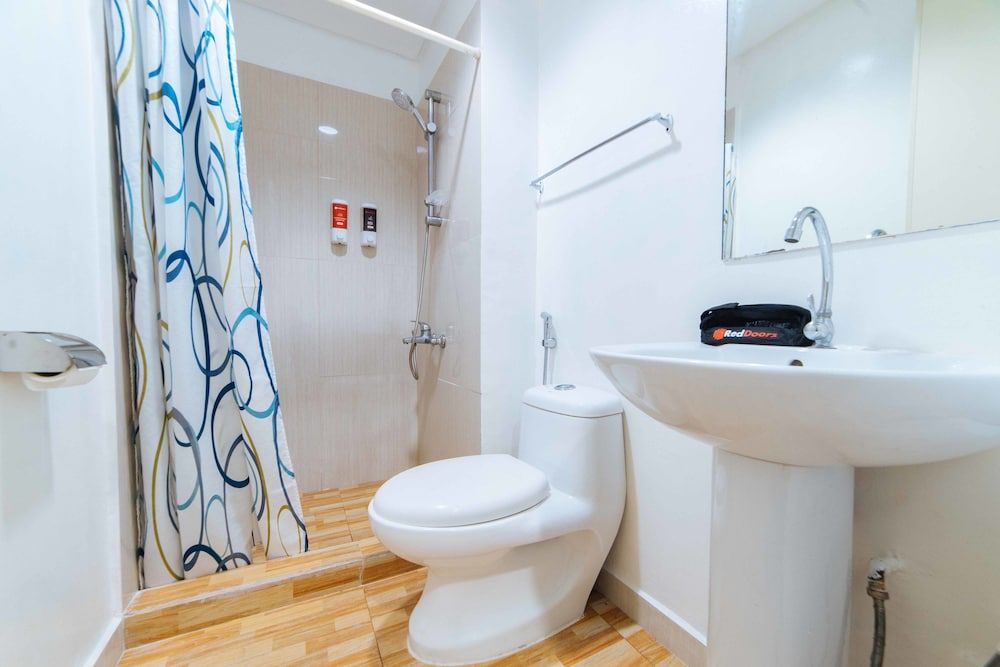 RedDoorz @ Bel Air Soho Suites Makati City Double Room 5