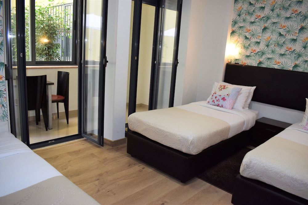 Deluxe Triple Room, Private Bathroom
