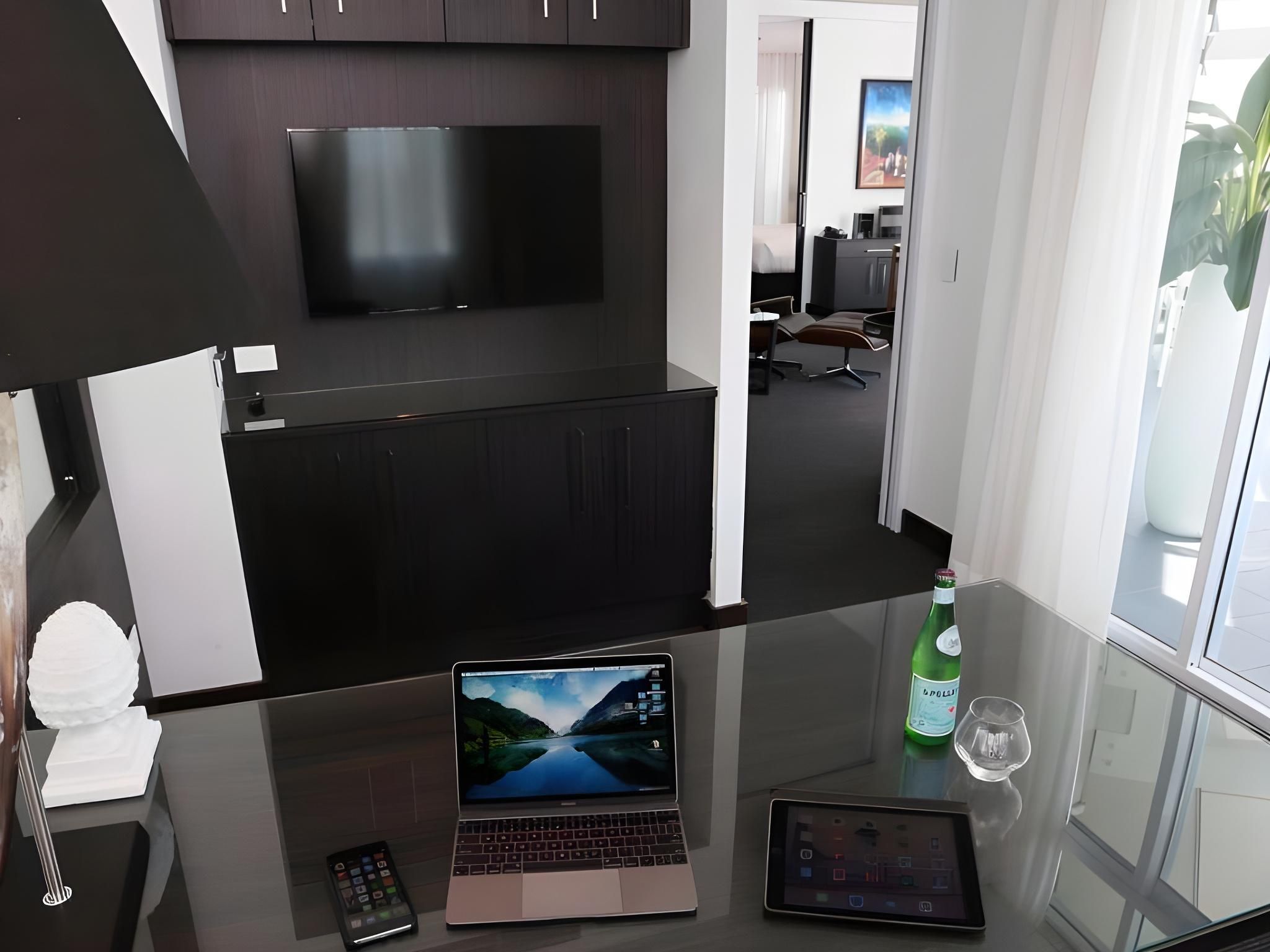 Point Hotel Penthouse Suite 3