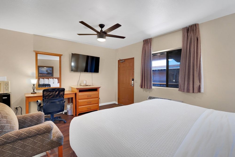 Clarion Inn Standard Room, 1 King Bed, Non Smoking 6