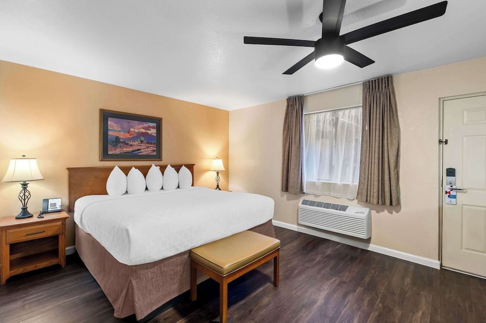 Clarion Inn Standard Room, 1 King Bed, Non Smoking 4