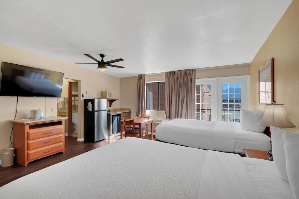 Clarion Inn Standard Room, 2 Queen Beds, Non Smoking 3