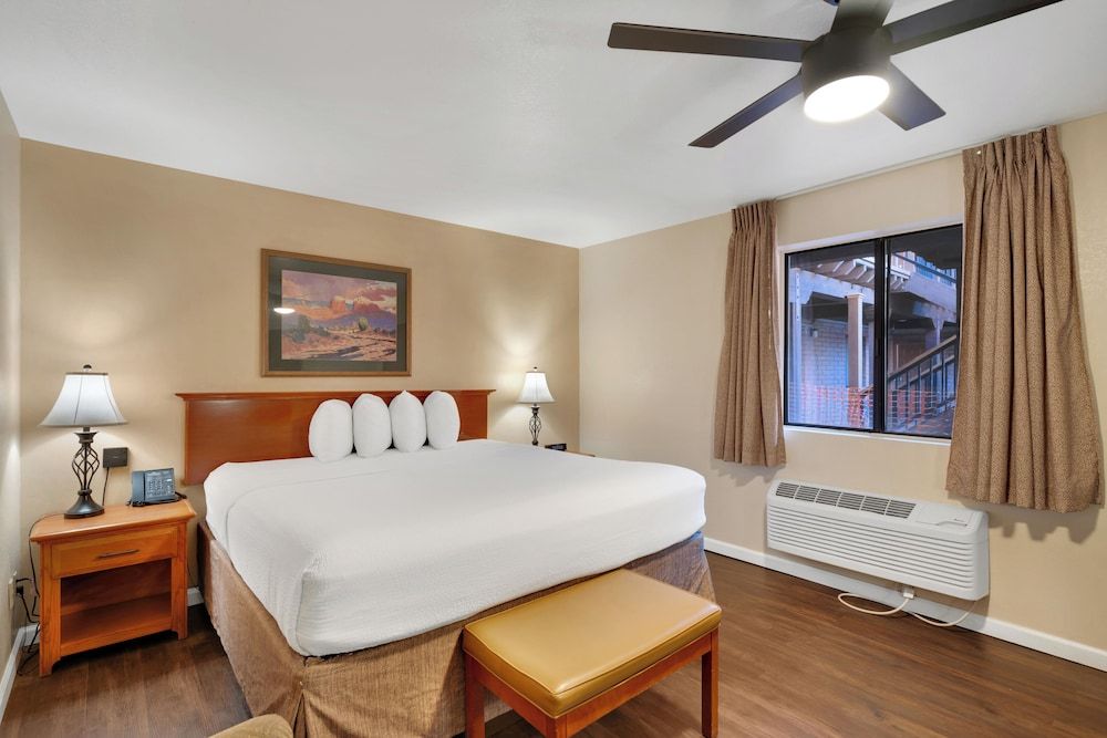 Clarion Inn Standard Room, 1 King Bed, Non Smoking 2