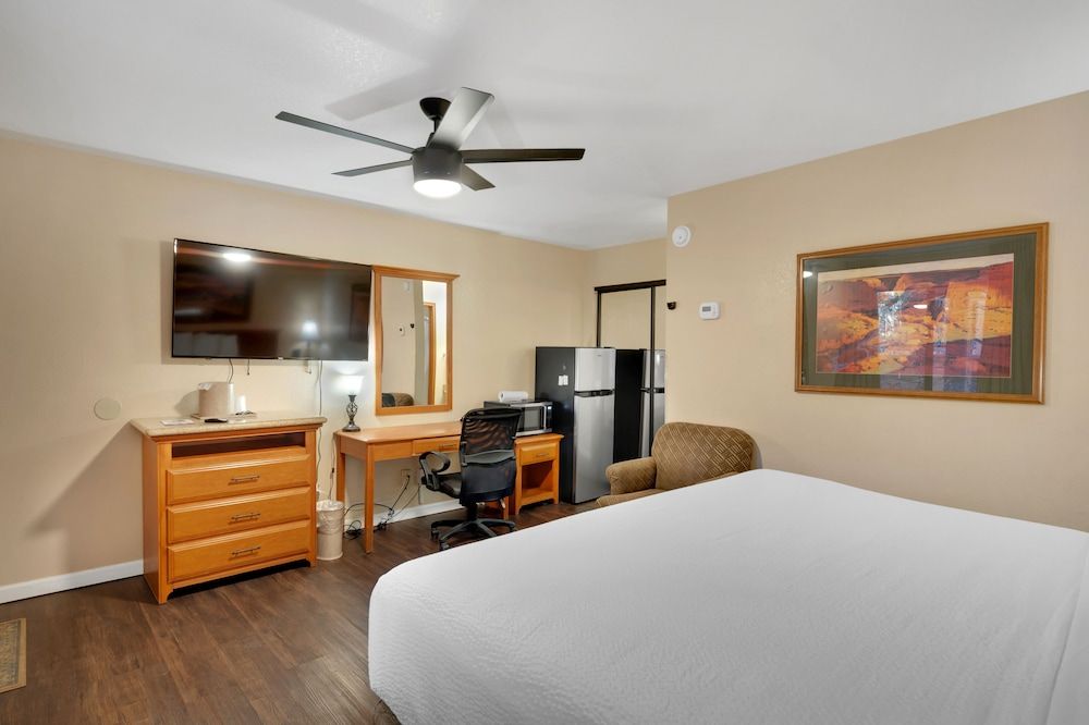 Clarion Inn Standard Room, 1 King Bed, Non Smoking 5