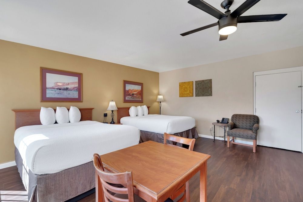 Clarion Inn Standard Room, 2 Queen Beds, Non Smoking 6