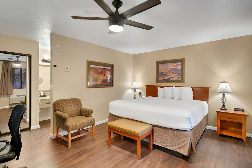 Clarion Inn Standard Room, 1 King Bed, Non Smoking