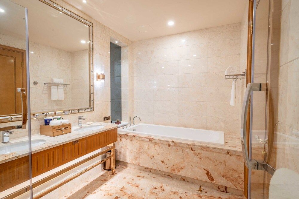 Chateau Star River Shaanxi Deluxe Double Room, 1 King Bed (Hot Spring Access) 7