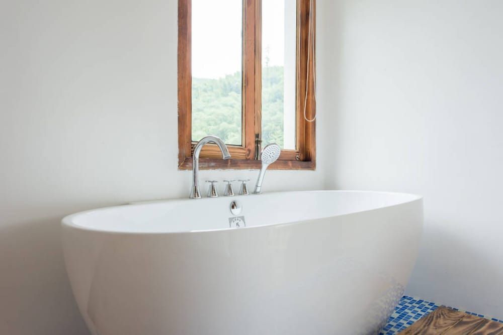 Deep Soaking Bathtub