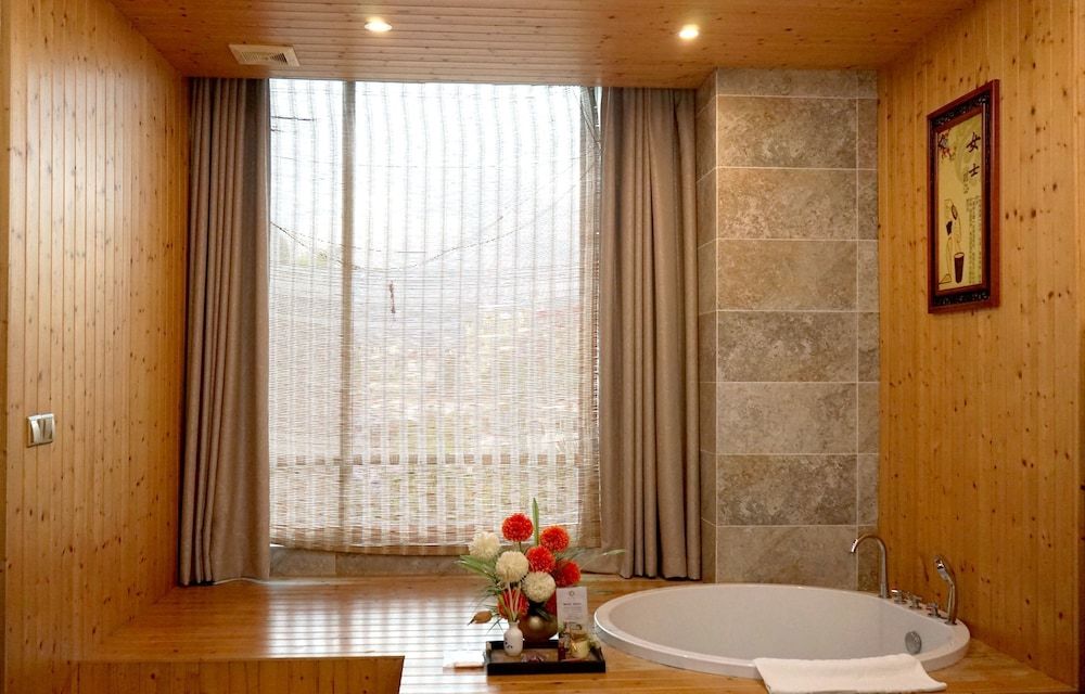 Jun Chen Health Hotel SPA King Room 7
