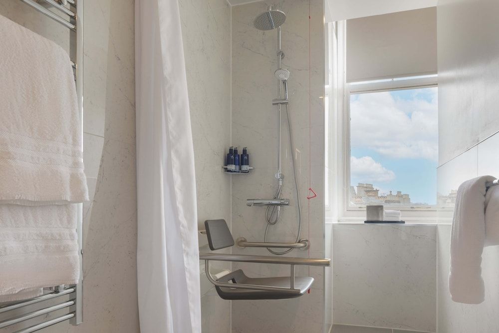 The Caledonian Edinburgh, Curio Collection by Hilton Deluxe Room, 1 King Bed, Accessible 4