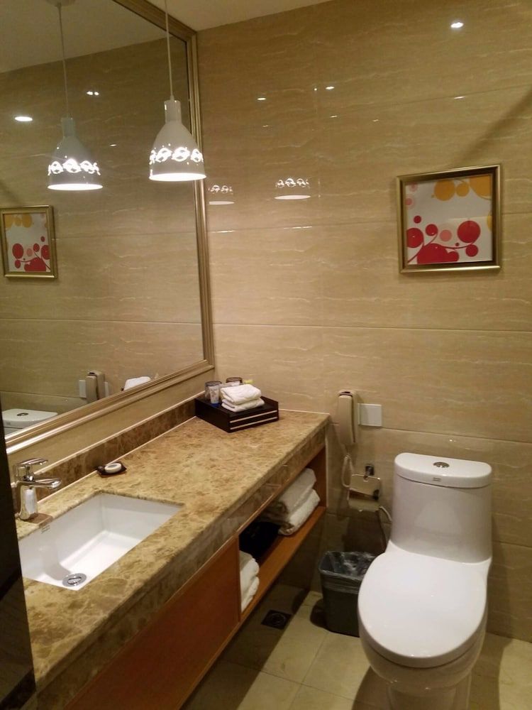 Qinghai Baiyun Xiangling Hotel Family Room 4