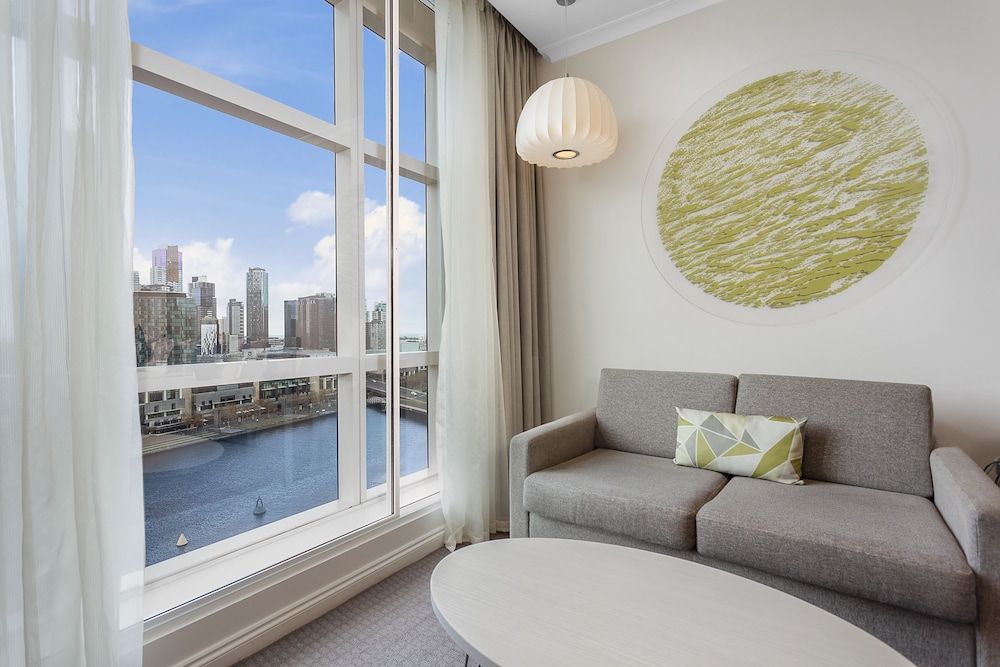 undefined Clarion Suites Gateway 7