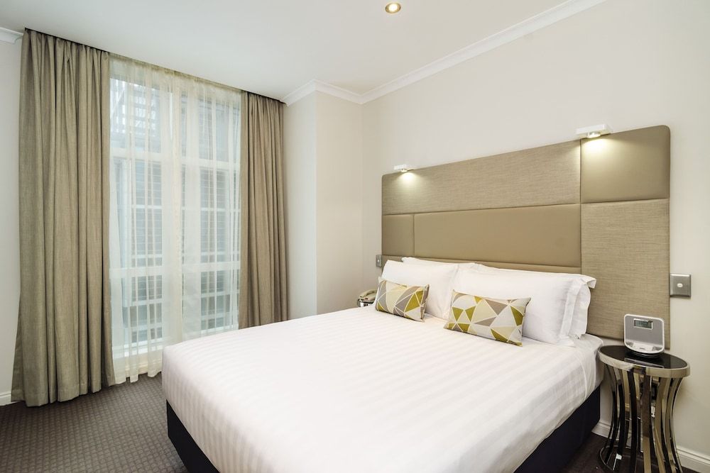 undefined Clarion Suites Gateway 9