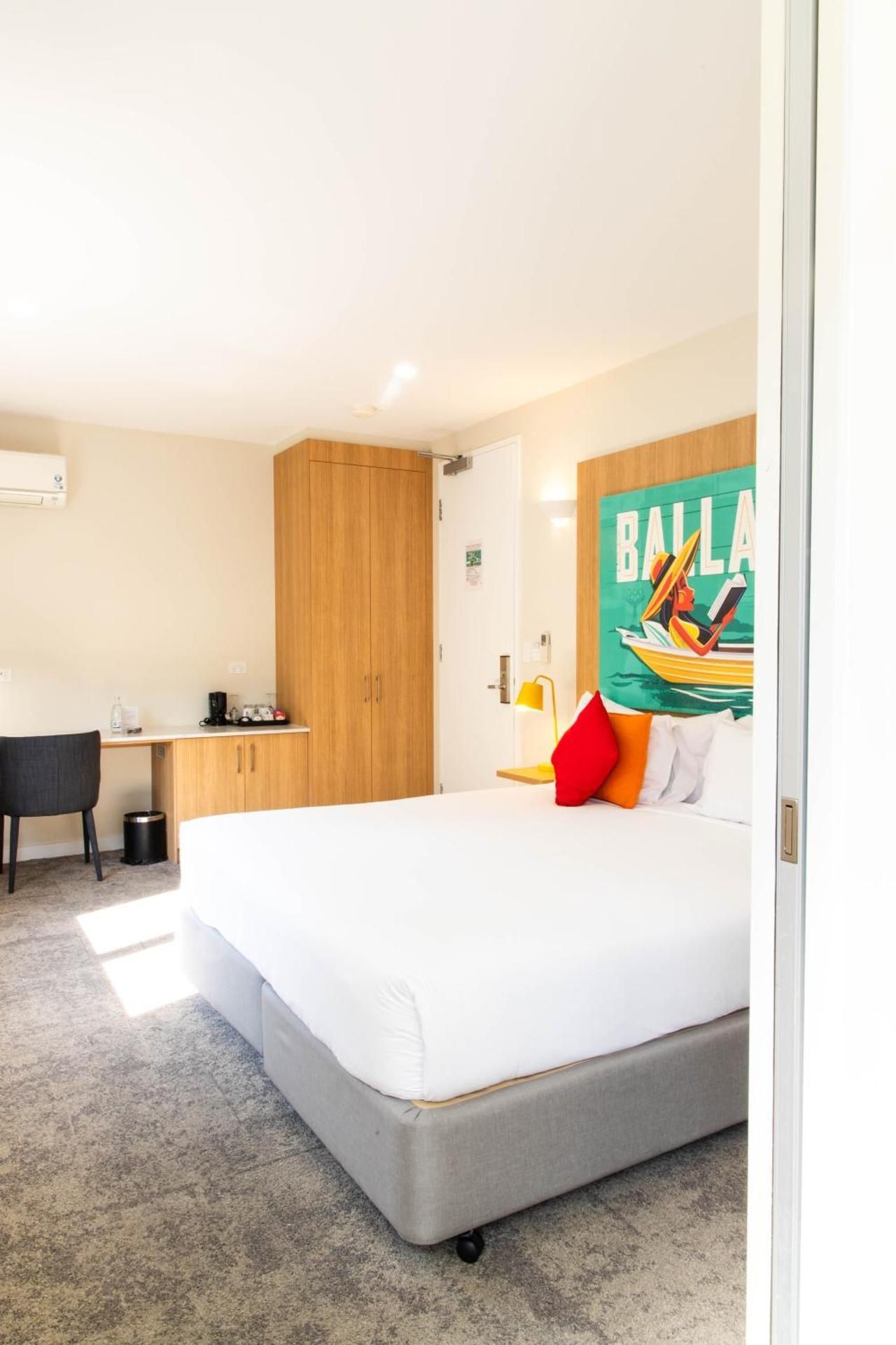Superior Room 1 King Bed