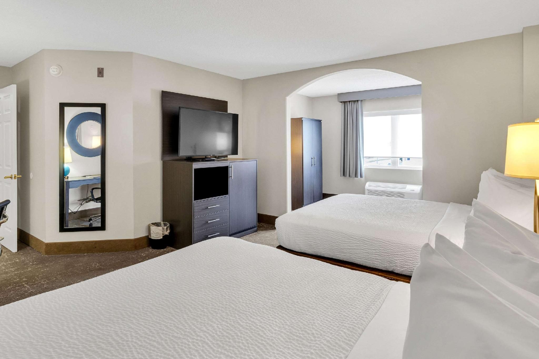 1 King Bed, 2 Queen Beds, Suite, Nonsmoking