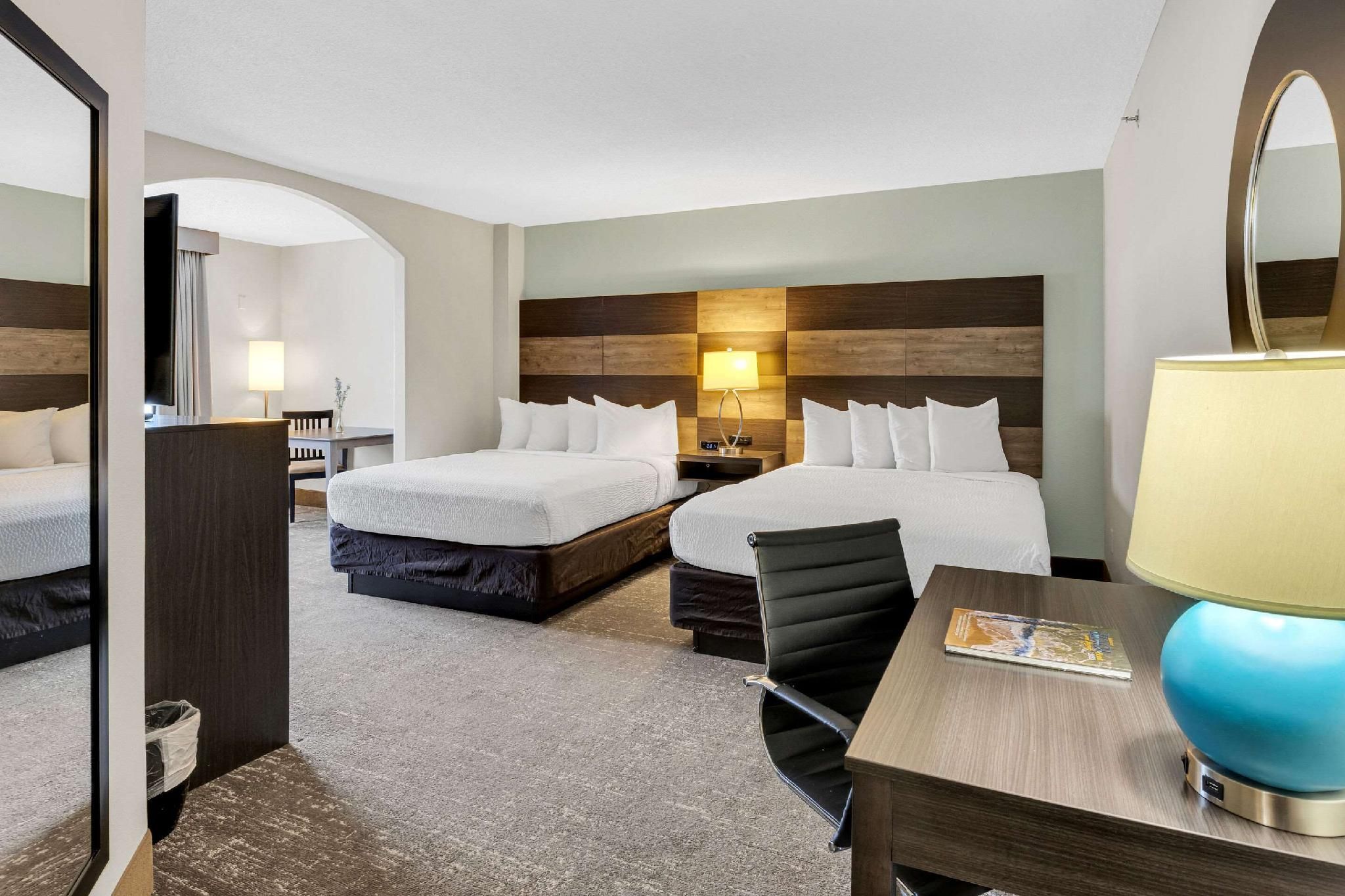 2 Queen Beds, Suite, Nonsmoking
