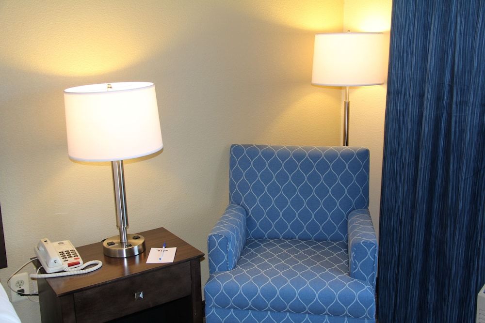 Best Western Port Huron Blue Water Bridge Standard Room, 1 King Bed, Bathtub, River View 5