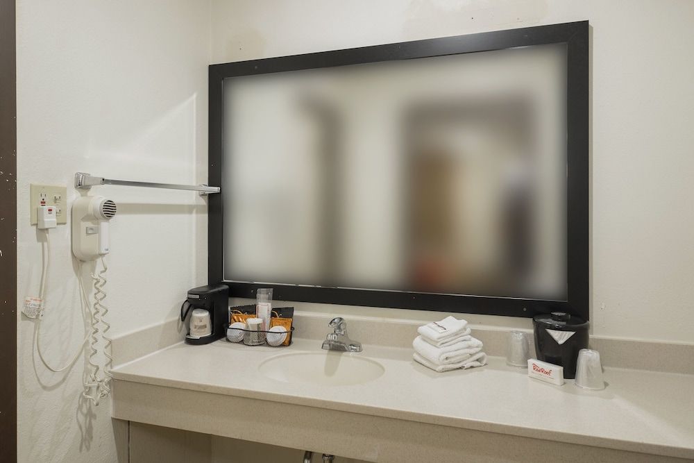 Red Roof Inn Morgan City Suite, 1 King Bed, Non Smoking, Kitchen 10