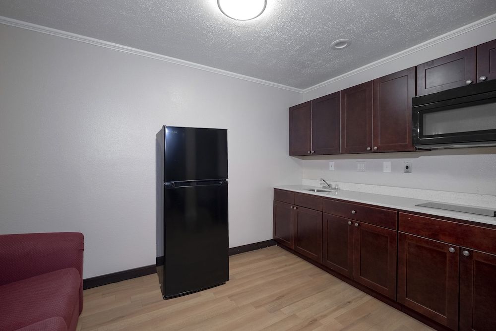 Red Roof Inn Morgan City Suite, 1 King Bed, Non Smoking, Kitchen 7