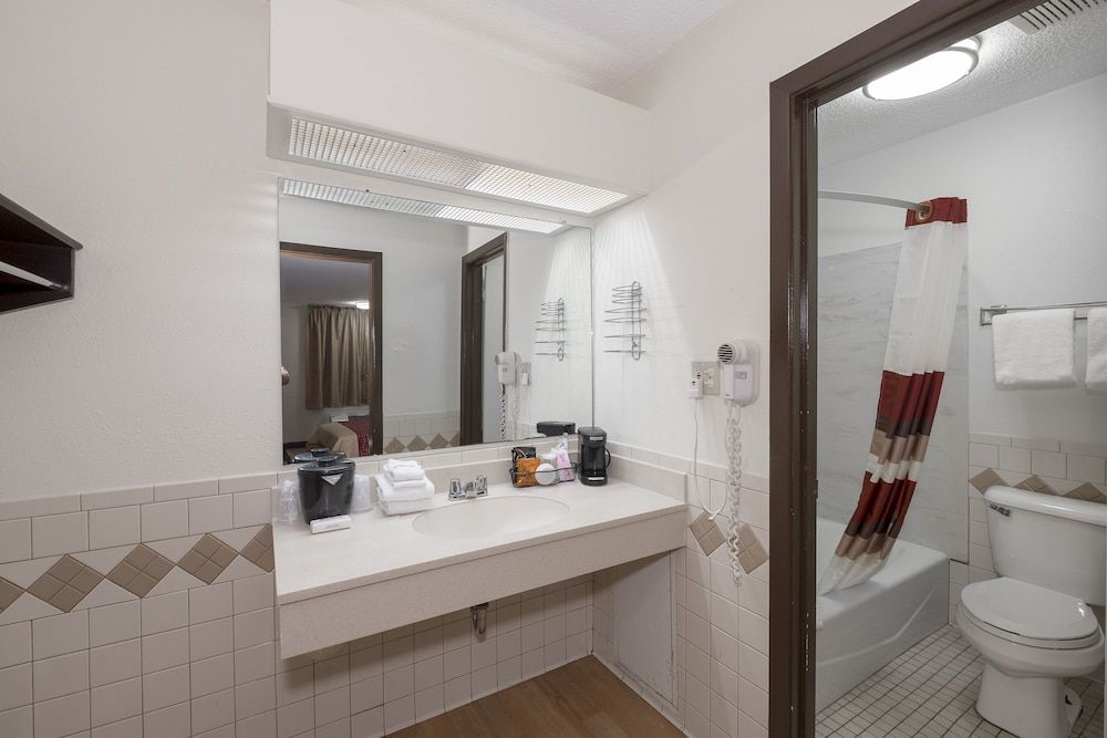 Red Roof Inn Morgan City Suite, 1 King Bed, Non Smoking, Kitchen 3