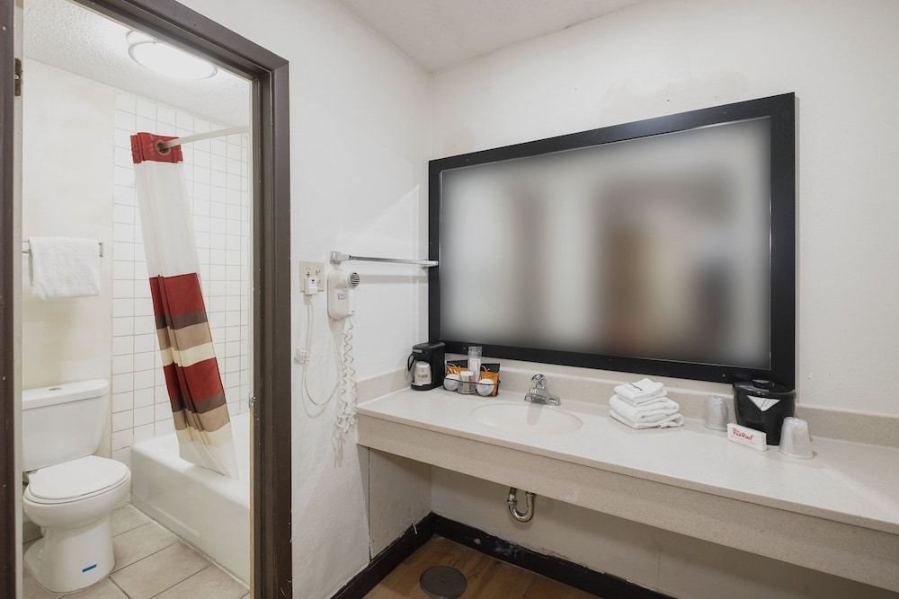 Red Roof Inn Morgan City Suite, 1 King Bed, Non Smoking, Kitchen 2