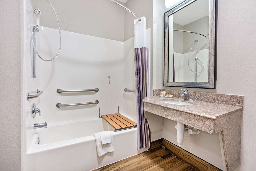 Room, 1 King Bed, Accessible, Non Smoking (Mobility/Hearing, Tub w/ Grab Bars)
