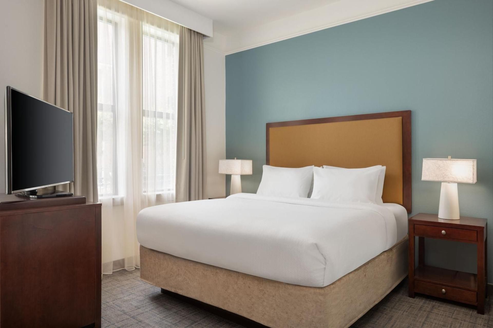 King Studio with Sofa Bed - Hearing Accessible