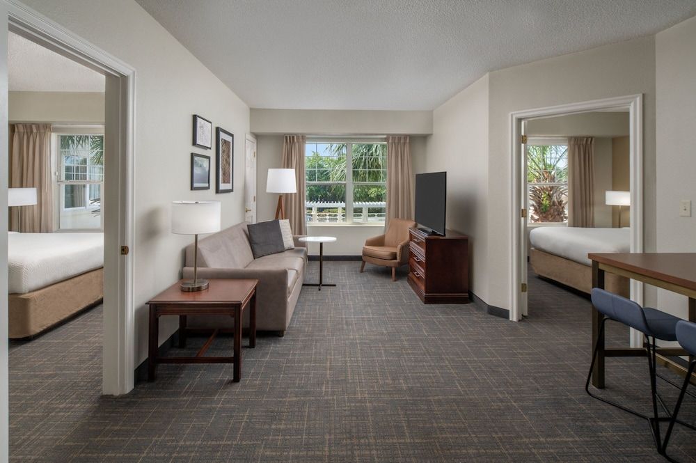 Suite, 2 Bedrooms (Mobility/Hearing Access, Roll-In Shwr)