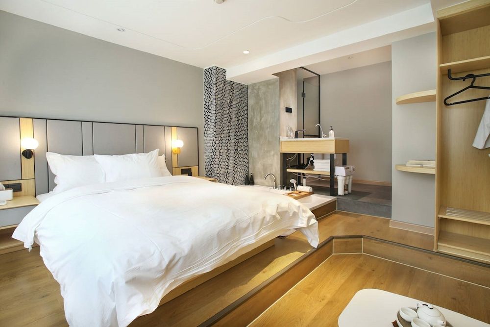 Double Room, Women only
