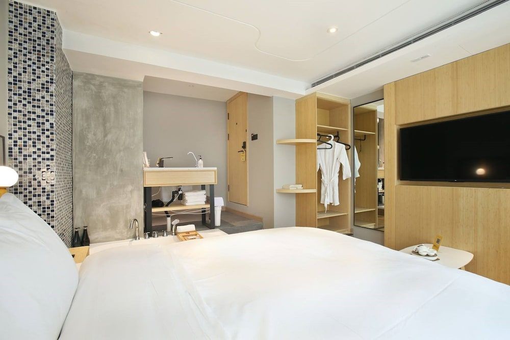 Double Room, Women only