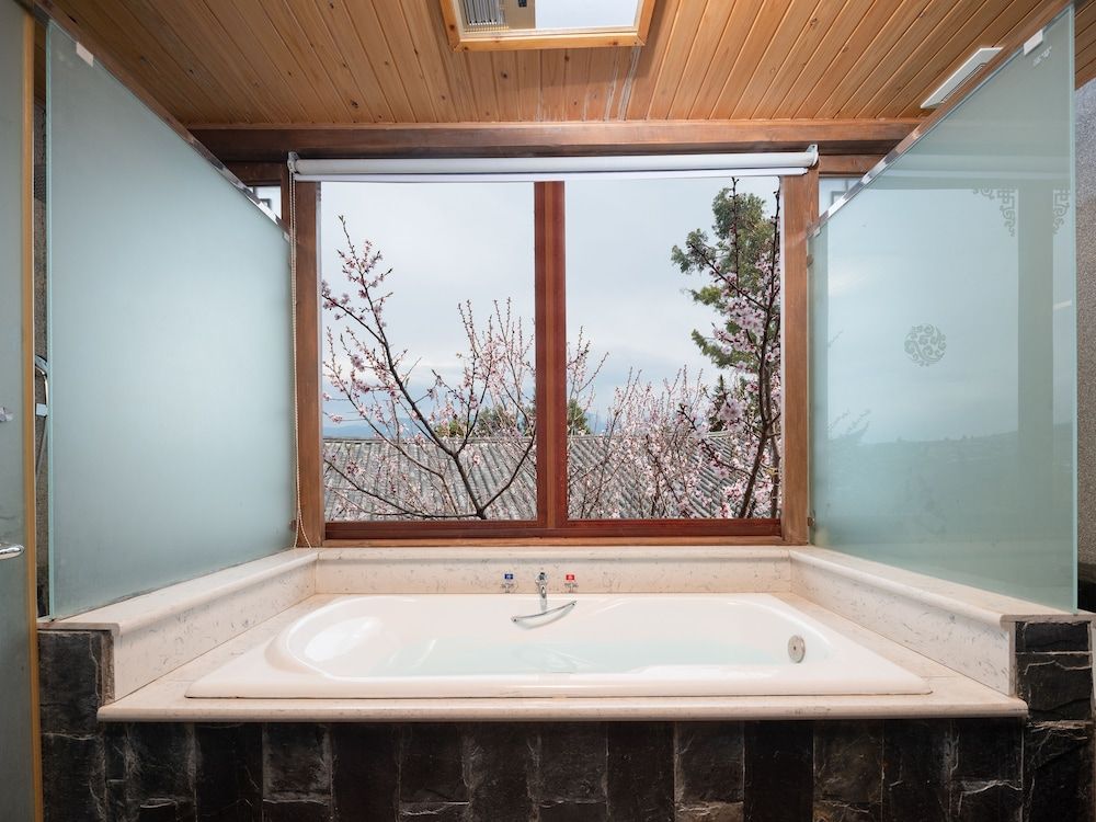 Merry Inn Lijiang Deluxe Room, Bathtub 5