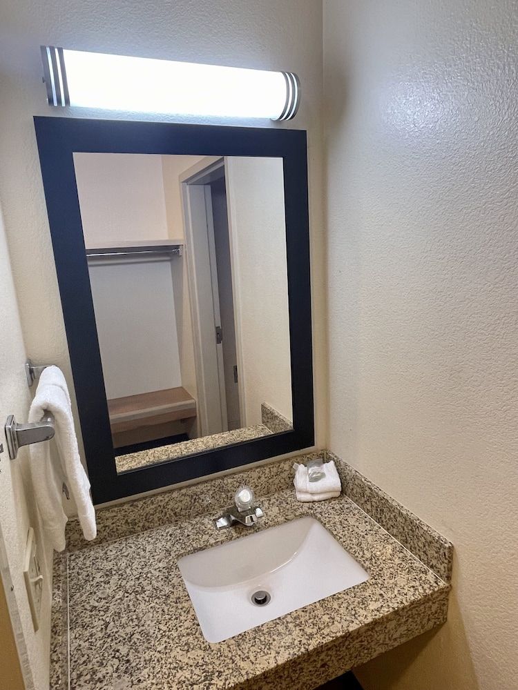 Red Roof Inn Clyde Deluxe Room, 1 King Bed, Accessible, Non Smoking 3