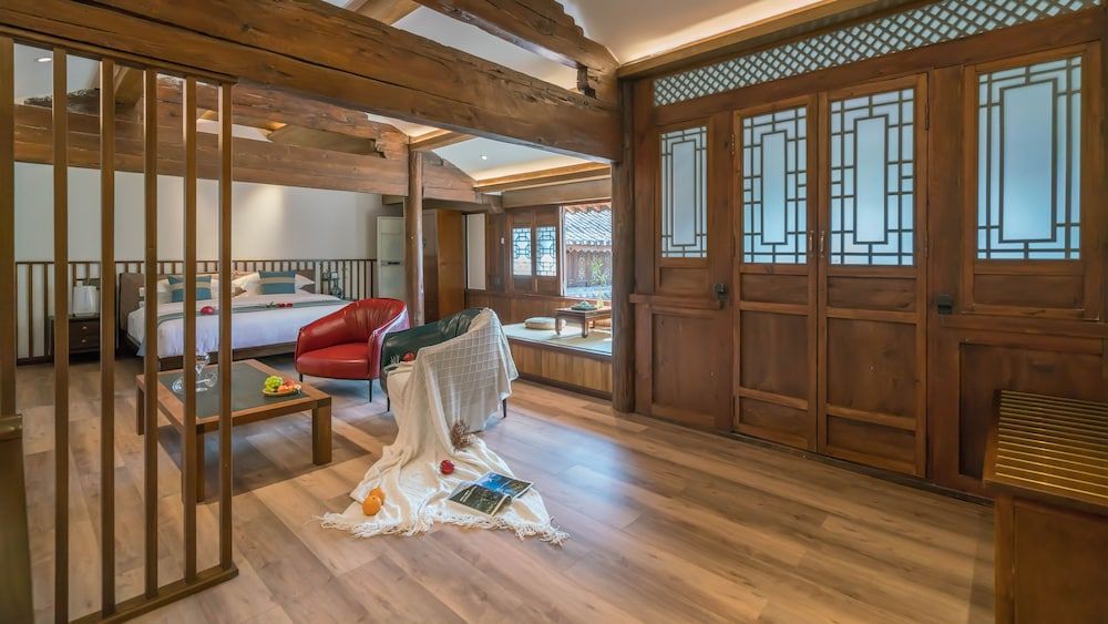 Lize Graceland Artistic Suite Inn Deluxe Suite 14